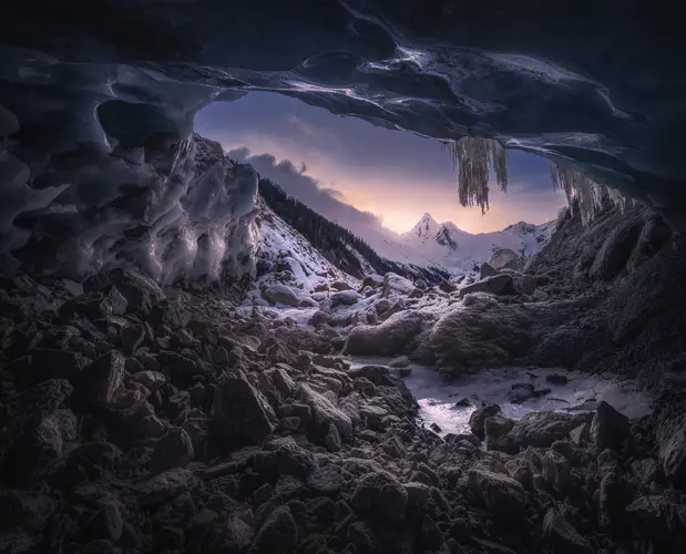 西藏雪峰下的冰洞风景 4K壁纸，自然之美与壮观山脉