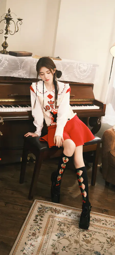 甜美少女钢琴畔的复古时尚