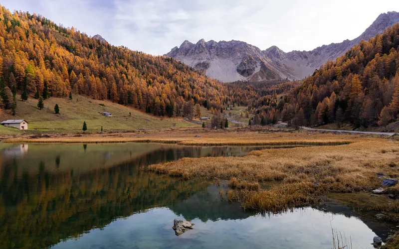 雪山 湖泊 秋天 木屋 潘克拉斯 法国 5K桌面壁纸5120×3200