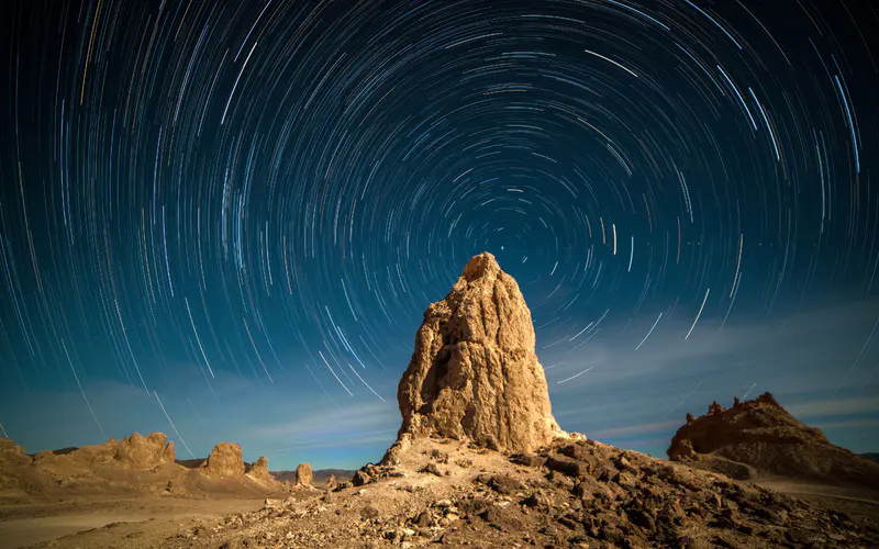 星迹 夜晚 天然碱尖峰石阵 加利福尼亚州 美国 5K桌面壁纸5120×3200