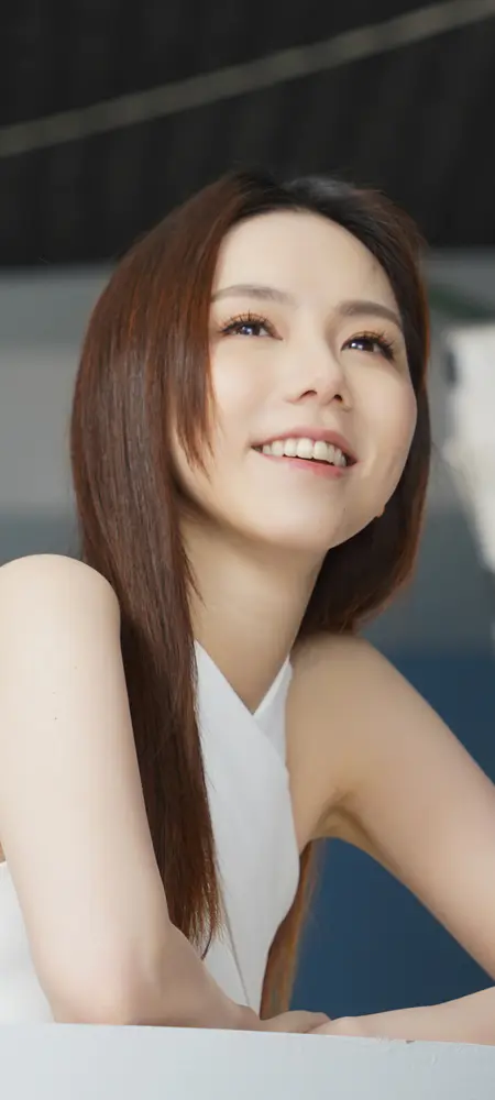 甜美微笑长发美女壁纸