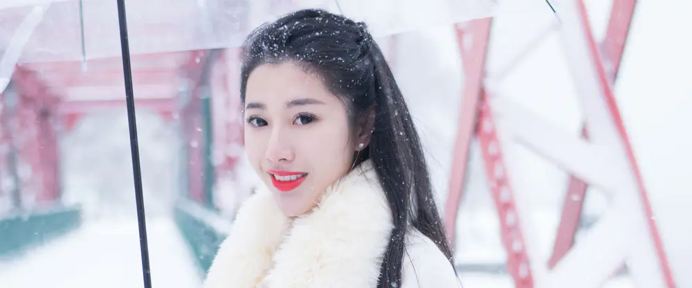 雪中漫步的女孩_3840x1600带鱼屏_高清电脑桌面壁纸