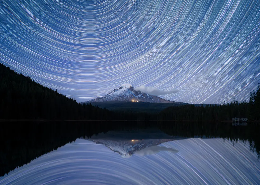 自然 风景 夜 星 黑暗 火山 山 松树 森林 湖 倒影 雪峰 摄影 云 4K壁纸
