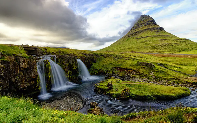 山脉 草地 河流 Kirkjufell 冰岛 5K桌面壁纸5120×3200