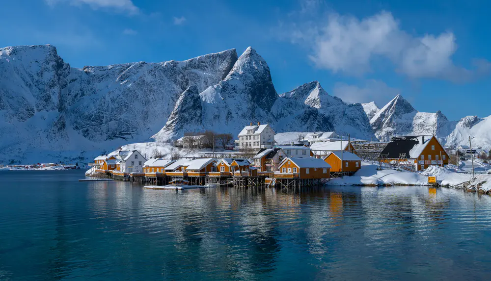 自然 风景 房屋 村庄 山脉 雪 冬天 云 天空 水 码头 4K壁纸