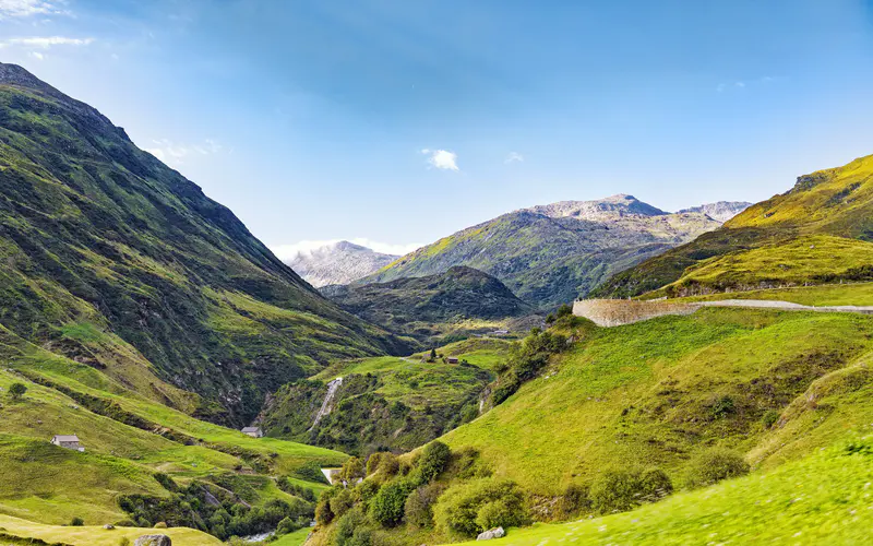 夏季 山脉 山谷 道路 河流 村庄 5K桌面壁纸5120×3200