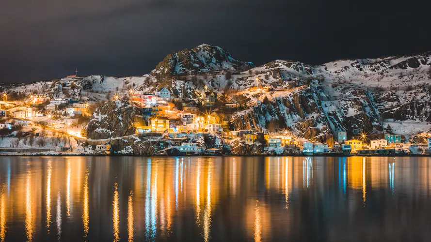 夜景 山村 湖面 倒影 冬季照明 高清4K壁纸