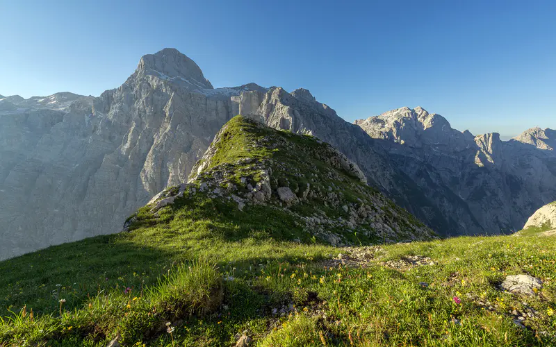 蓝天 高山 风景 山峰 草地 5K桌面壁纸5120×3200