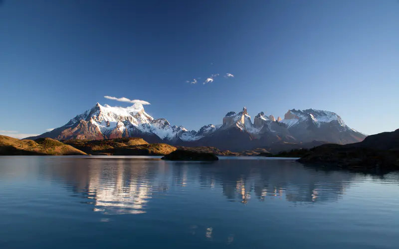 雪山 蓝天 湖 托雷德裴恩国家公园 智利 5K桌面壁纸5120×3200