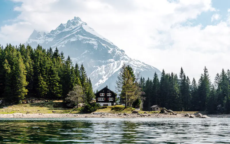 雪山 森林 河流 木屋 5K桌面壁纸5120×3200