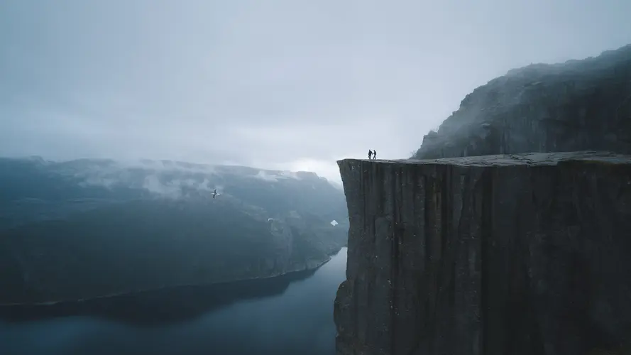 挪威 湖 山 夫妇 爱 徒步旅行 4k风景壁纸