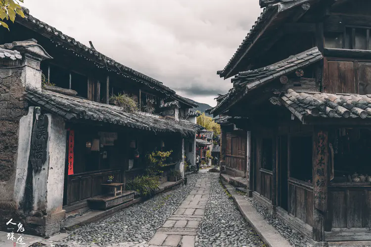 古风小镇街头艺术 8K壁纸，探索小巷的魅力