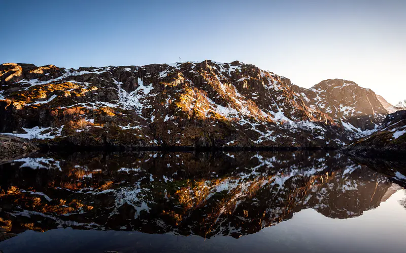 雪山 冬季 湖泊反射 挪威 5K桌面壁纸5120×3200 照片