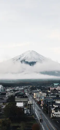 云雾环绕的雪山与城市全景高清图 富士山风景壁纸