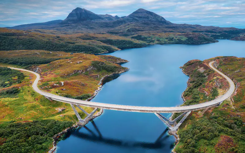 NC500 沿线的 Kylesku 桥 苏格兰 高地 Bing 5K桌面壁纸5120×3200