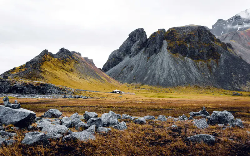 荒原 岩石 Vestrahorn 山 冰岛 5K桌面壁纸5120×3200