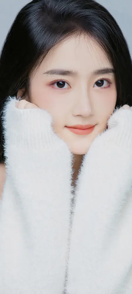 温柔少女白色毛衣甜美微笑壁纸