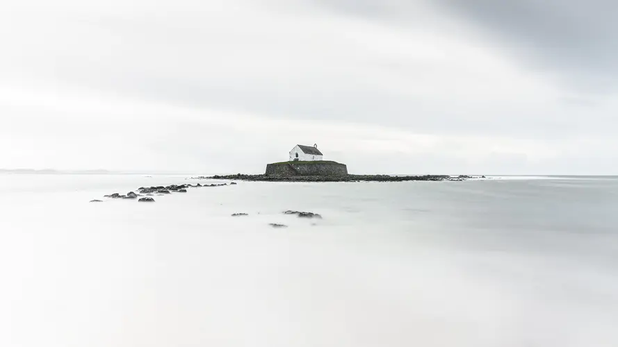 风景壁纸 岩石、水、云、长凳、喷泉与教堂的4K美景