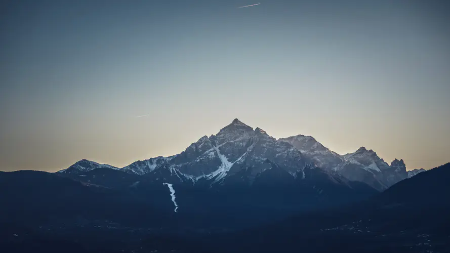 自然风光 雪覆盖的山峰与清澈天空，4K高清壁纸