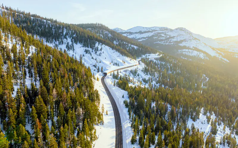 丛林 雪山 公路 阳光 加拿大 5K桌面壁纸5120×3200