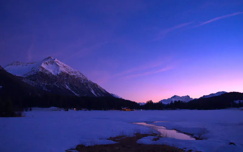 冬季 村庄 雪山 晚上 河流 5K桌面壁纸5120×3200