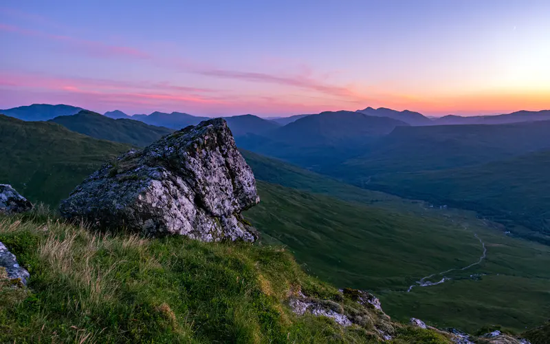 山 山丘 岩石 草 夏天 日落 5K桌面壁纸5120×3200