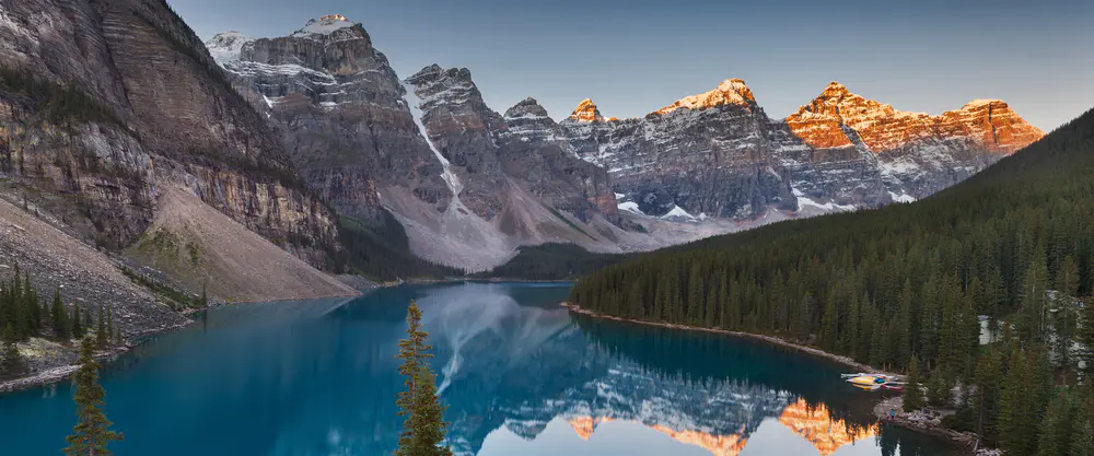 落基山脉的宁静湖景_3840x1600带鱼屏_高清电脑桌面壁纸