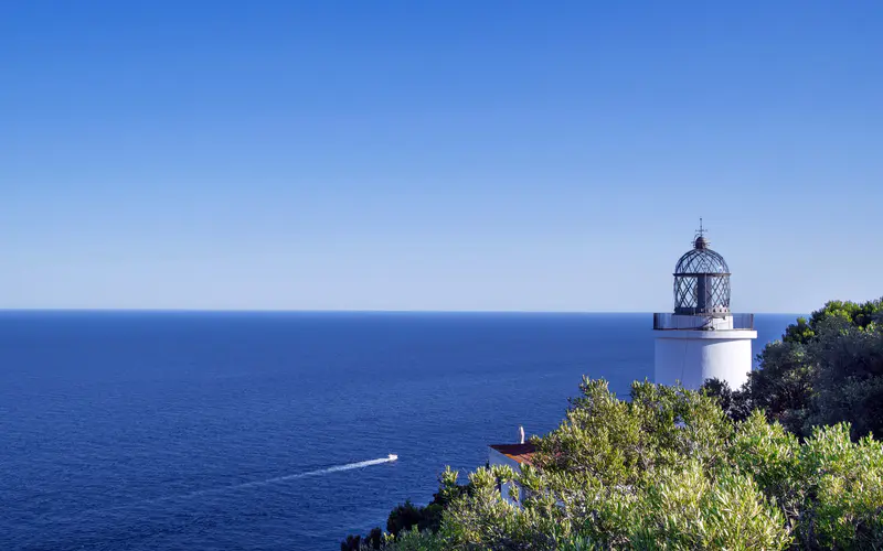 蓝色 海洋 天际线 灯塔 夏季 5K桌面壁纸5120×3200