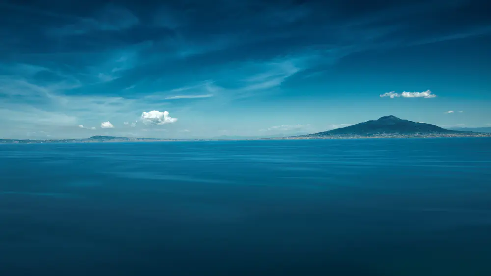 平静海面远山蓝天壁纸