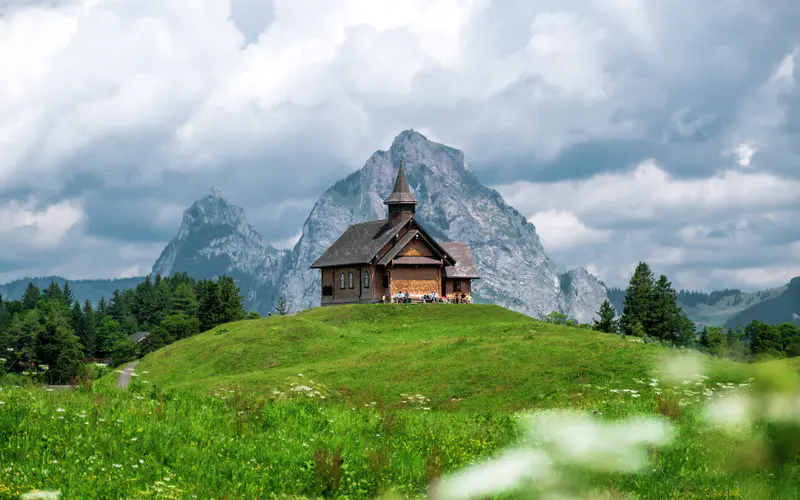 Bergkapelle Stoos 草原 房屋 瑞士 阿尔卑斯山 5K桌面壁纸5120×3200