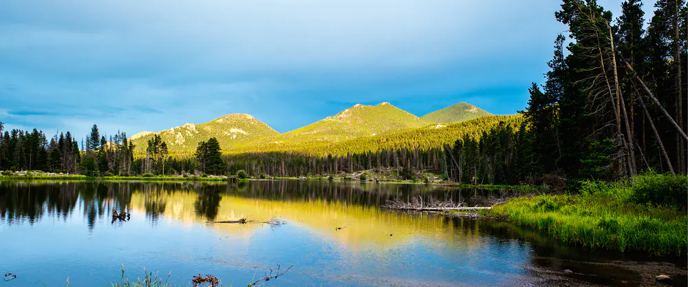 宁静湖泊与山景_3840x1600带鱼屏_高清电脑桌面壁纸