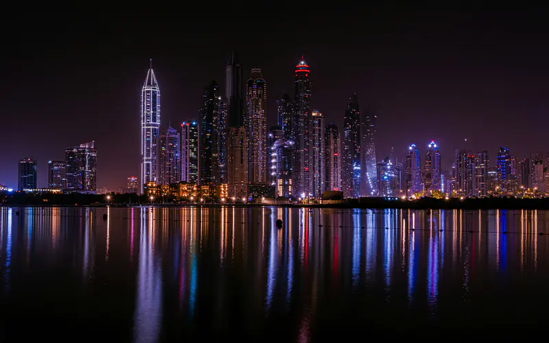 现代城市 摩天大楼 湖泊 夜景 倒影 5K桌面壁纸5120×3200