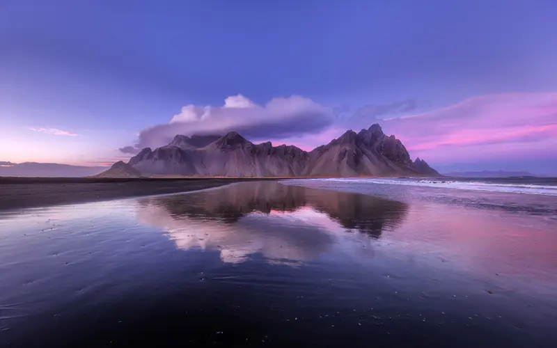 海岸 海滩 倒影 Vestrahorn 山 冰岛 5K桌面壁纸5120×3200