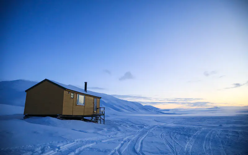 孤独的小屋,斯瓦尔巴群岛,2022,雪原,5K桌面壁纸5120×3200,照片