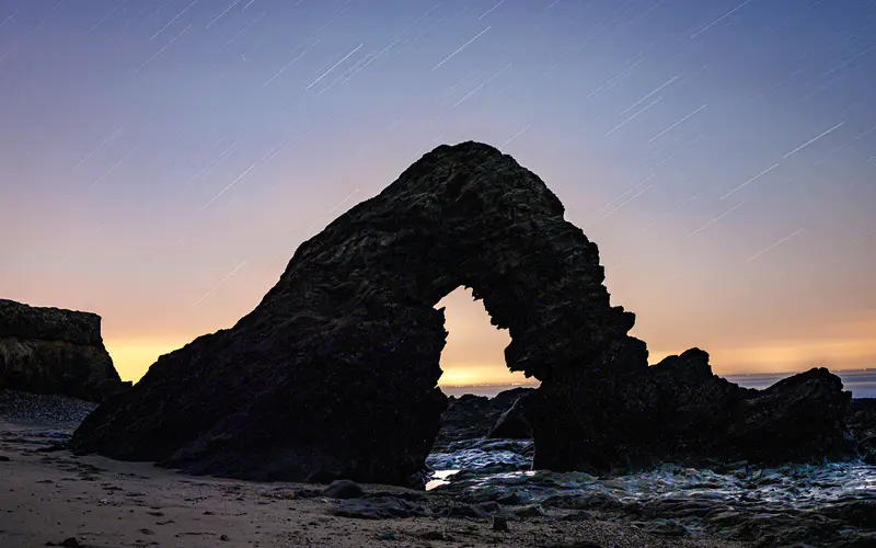 海岸 岩石 拱门 海滩 星轨 5K桌面壁纸5120×3200