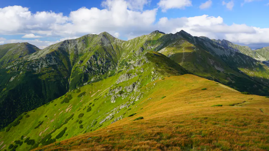 自然风景 壮观的山脉、翠绿草地、岩石与天空云朵，4K高清壁纸