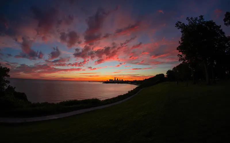 城市 公园 海湾 海岸 海洋 日落 风景 5K桌面壁纸5120×3200