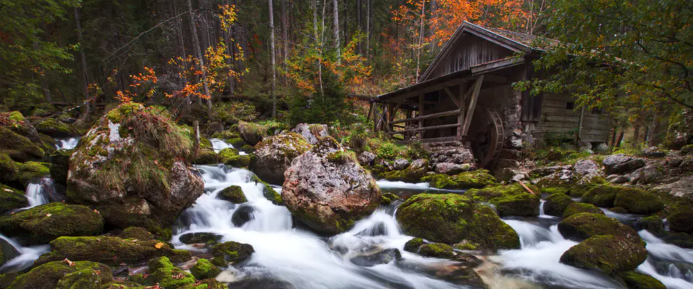 秋季森林小屋与溪流_3840x1600带鱼屏_高清电脑桌面壁纸