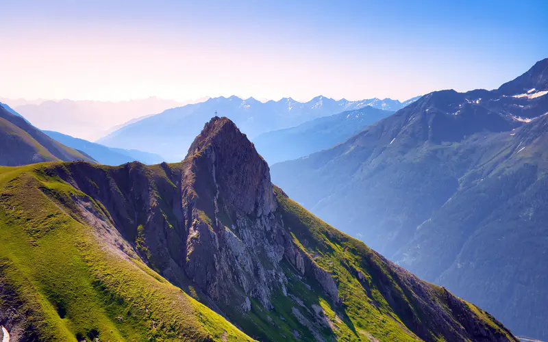 高原 山顶 绿色草地 阳光 雾气 5K桌面壁纸5120×3200