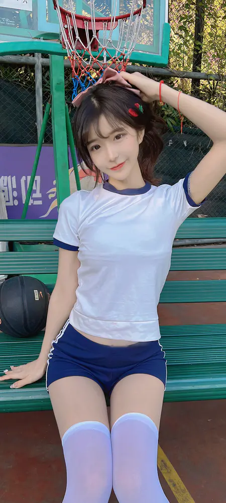 篮球场边的清纯少女