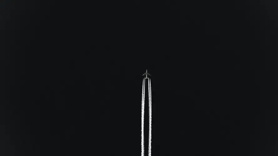 飞机 天空 烟雾 简单背景 黑色背景 极简主义 单色 4K壁纸