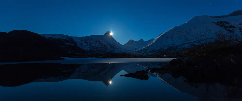 月光下的雪山风光_3840x1600带鱼屏_高清电脑桌面壁纸