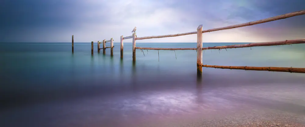 宁静海景与栅栏_3840x1600带鱼屏_高清电脑桌面壁纸