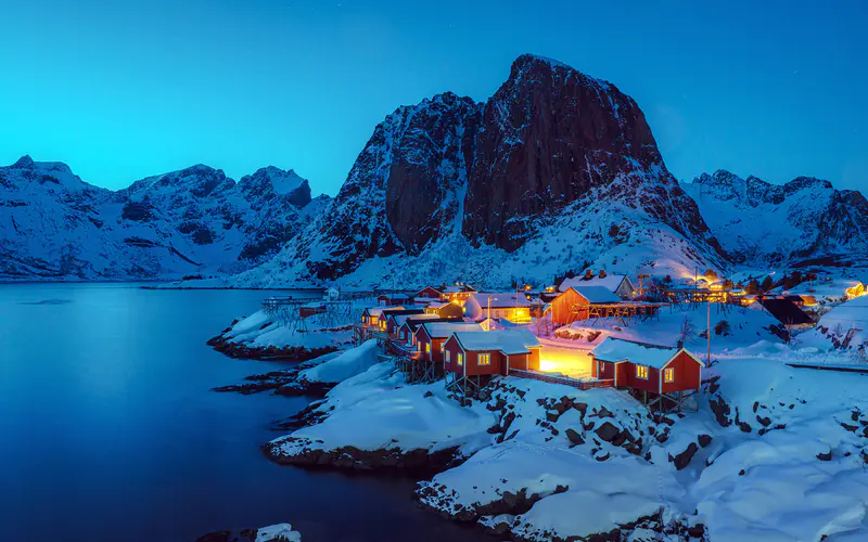 挪威 哈姆诺伊 港口 雪山 夜晚 5K桌面壁纸5120×3200