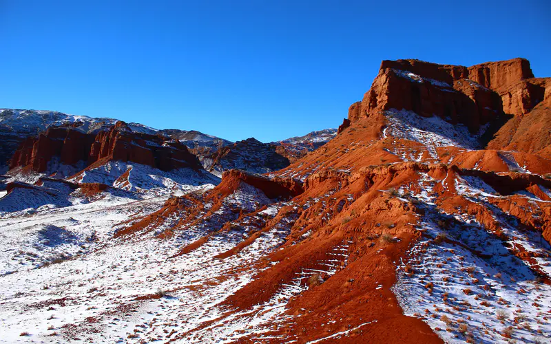 科诺尔切克峡谷 红山 雪 吉尔吉斯斯坦 5K桌面壁纸5120×3200