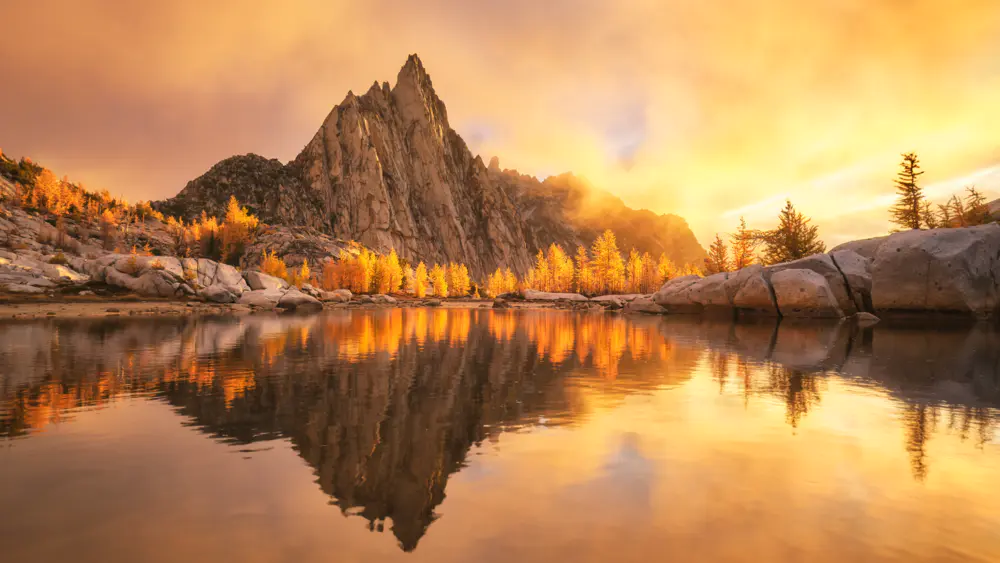 自然 景观 树木 秋天 岩石 水 湖泊 山脉 云 4K壁纸