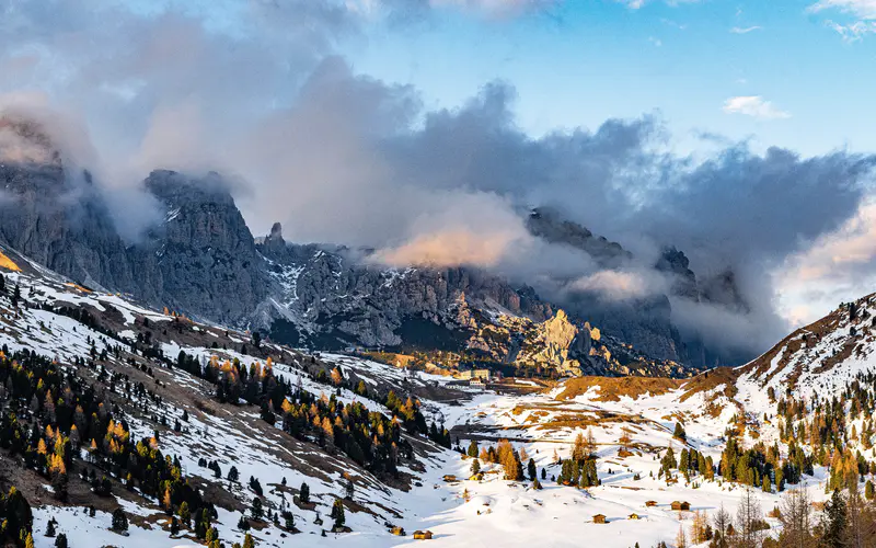 第一场雪 阳光 薄雾 多洛米蒂山 意大利 5K桌面壁纸5120×3200