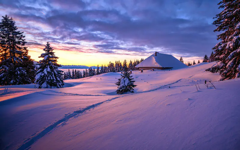 雪 木屋 松树 日落 阳光 5K桌面壁纸5120×3200