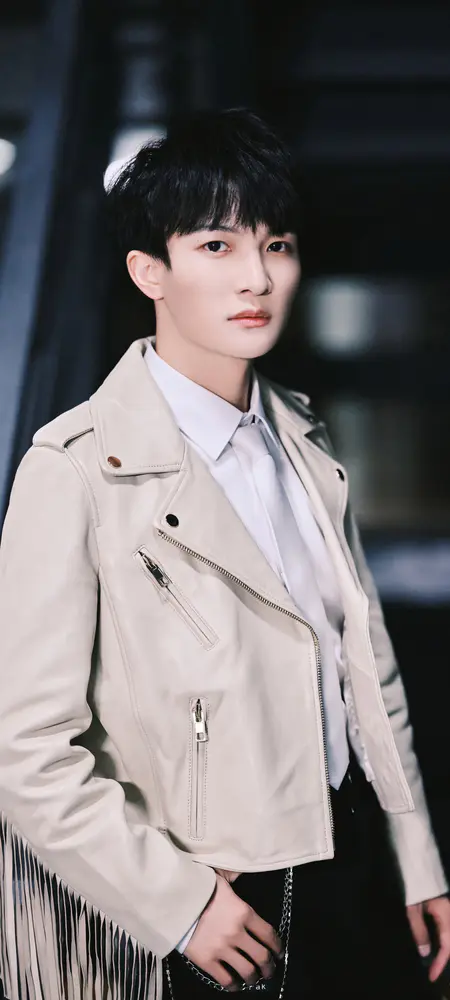 白色皮衣少年时尚壁纸