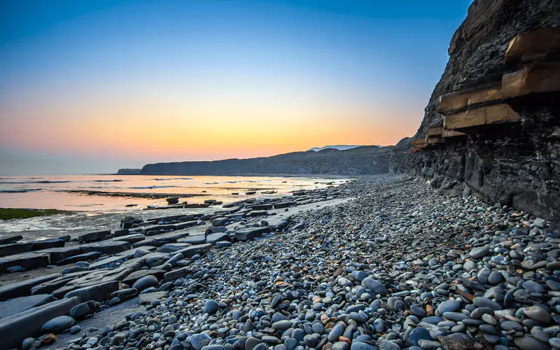 海岸 海洋 鹅卵石 悬崖 日落 5K桌面壁纸5120×3200